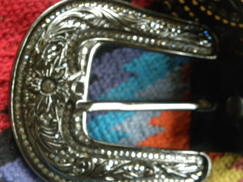 CINTURÓN KIPPY'S CUERO NEGRO 1-1/2" CRISTALES SWAROVSKY DORADO Y PLATEADO 31" Foto 2 de 4