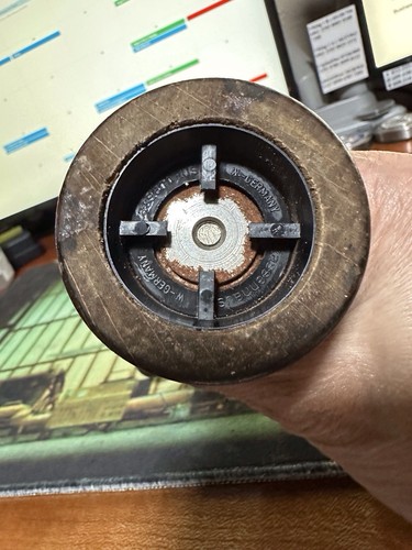 Molinillo de pimienta Zassenhaus de colección Alemania Occidental madera oscura y herrajes de latón - Imagen 6 de 6