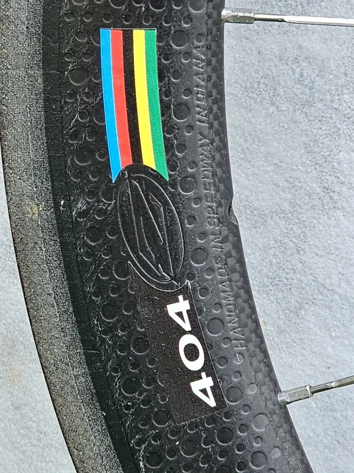 Roda dianteira tubular de carbono Zipp 404 700c – aro toroidal, cubo prata, novo na caixa - Imagem 4 de 4