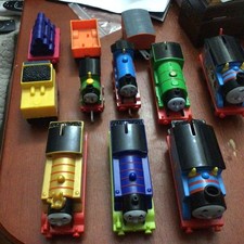 Lot Of 11 Pieces - Thomas The Train Locomotives And Cars Tested 3 Working 2 Not