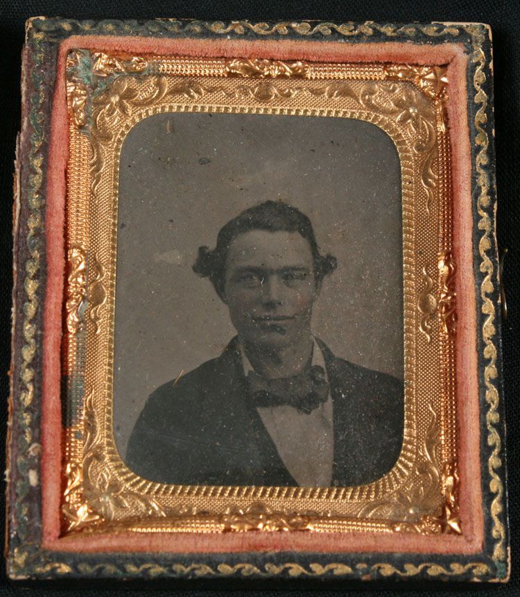 ANTIQUE TINTYPE PORTRAIT MAN WITH WAVY HAIR, TINTED CHEEKS. 1/9 PLATE ...