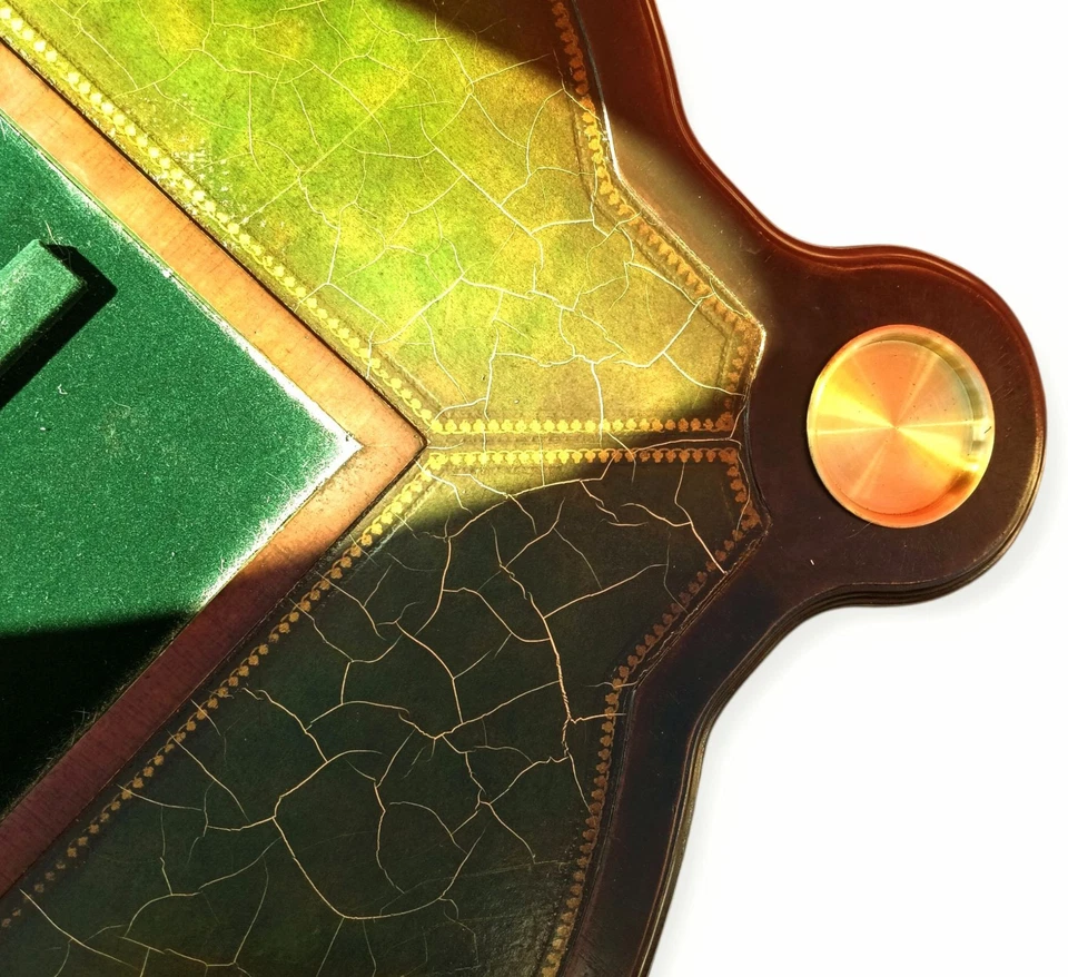 Изысканный игровой стол с обработанным зеленым кожаным верхом и латунными подстаканниками - Изображение 3 из 4