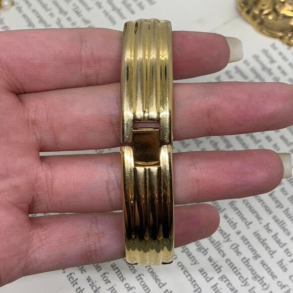 Vintage Gold Tone Pulsar Chunky Rare Women display picture 2