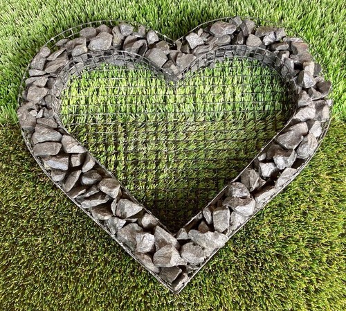 Herz Gitter mit kleinen Basalt Steinen für Allerheiligen Grabschmuck