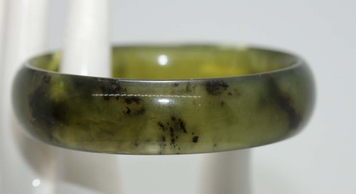 STUNNING VINTAGE NEAR TRANSPARENT MOTTLED GREEN JADEITE 58mm BANGLE As found - Picture 3 of 15