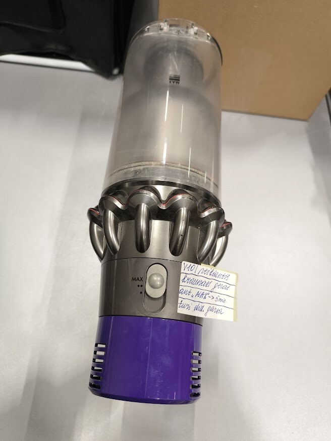 Dyson V10 Vacuum Cleaner Used with Weak Battery and Noisy Sound