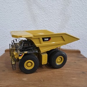 Norscot CAT 793D Off Highway Mining Dump Truck  1:50 Scale