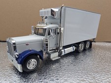 Camión frigorífico Peterbilt 359 personalizado 1/64 DCP cabina corta - ferrocarril Santa Fe
