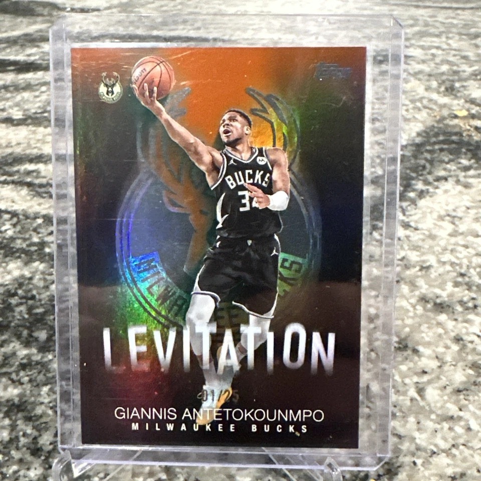 2025 Topps NBA GIANNIS ANTETOKOUNMPO SSP Orange Levitation # 1/25 sujetalibros Foto 2 de 4