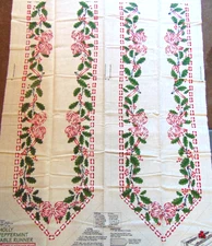 1994 Vintage Daisy Kingdom Holly Peppermint Christmas Table Runner