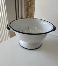 Ancienne passoire de cuisine en métal émaillé Émail Blanc Et Bleu sur Pied Deco