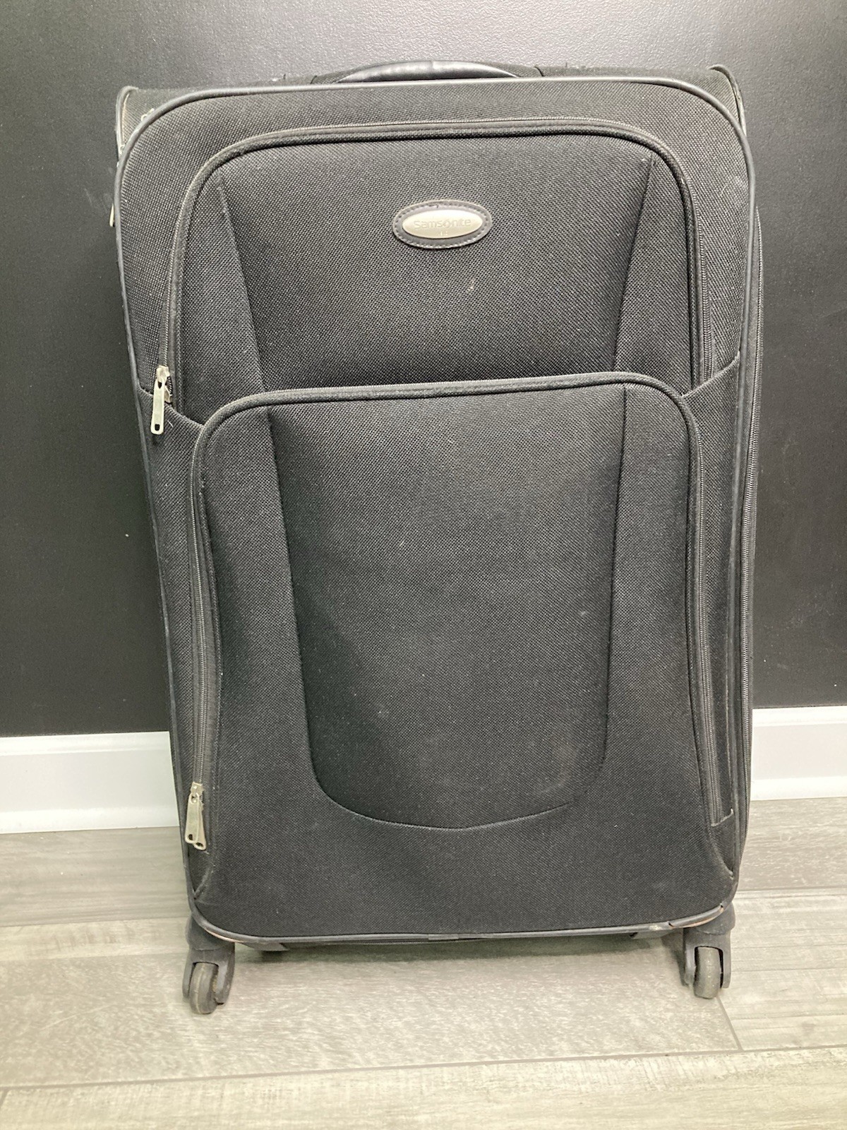 Samsonite Black Softside Spinner Carry On Luggage in Good Condition-image