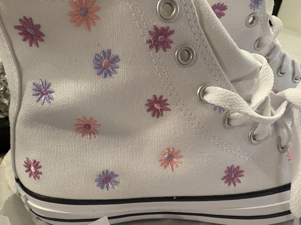 Nuevo. Niñas Converse Flores Blancas EE. UU. Talla 4 Foto 4 de 4