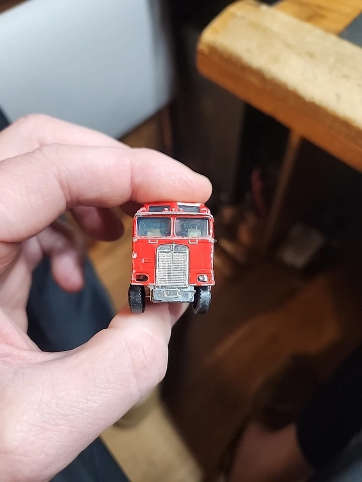 Yatming Kenworth 100 COE Areodyne 108 #1404 Universal Studios Diecast Semi Truck - Image 4 of 4