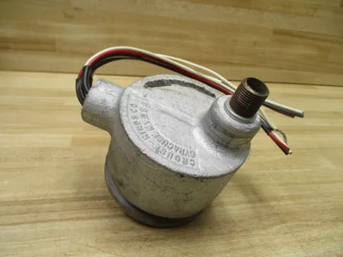 Crouse & Hinds GUAB16 1/2" Conduit Outlet Box W/ Fitting & Wires