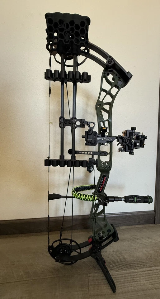 Darton Consquence 2 60lb Right Hand 26"-31.5" Draw OD Green Riser Black Limbs - Image 2 of 4