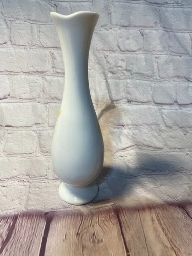 The Toscany Collection 7.5" Bud Vase White With Yellow Flowers Taiwan Toscany - Picture 3 of 10