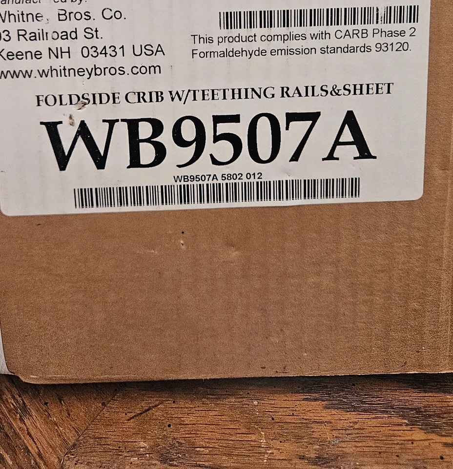 Cuna lateral plegable infantil Whitney Bros con riel para dentición y colchón, vista clara nueva Foto 3 de 4