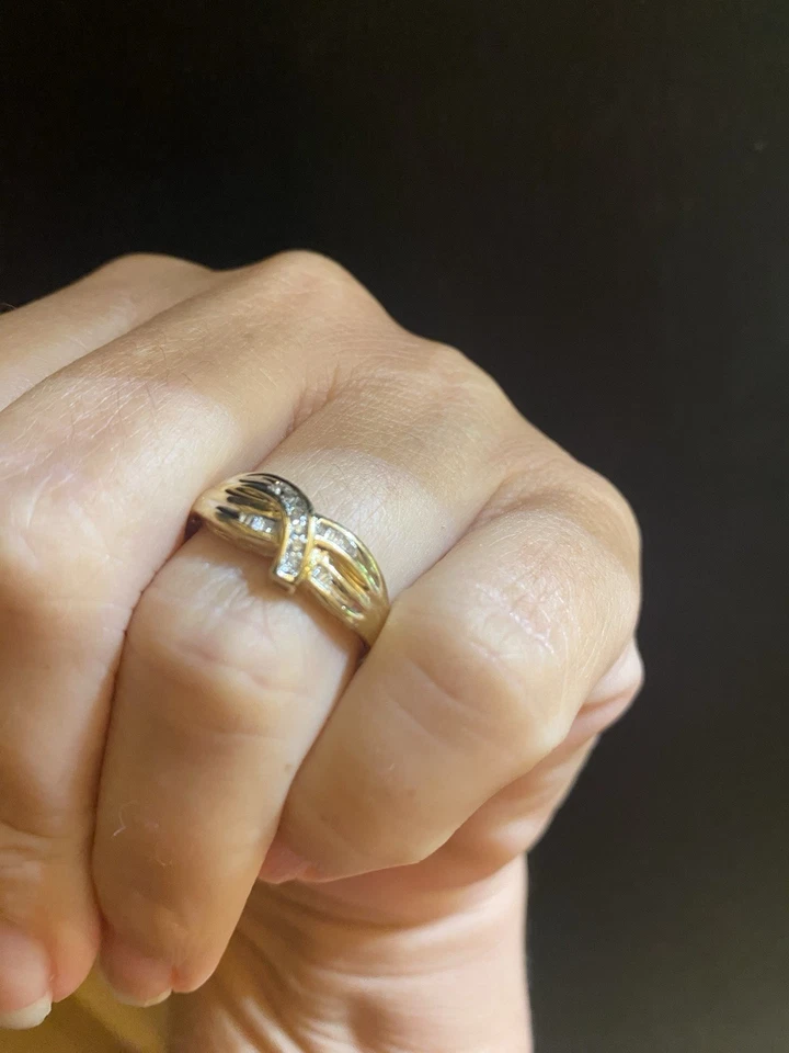 Anillo redondo y diamantes baguette de oro amarillo de 10kt. Talla 8. Foto 2 de 3