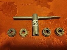 Chrysler Plymouth Dodge Part105056 Wire Wheel Cover Key 4 Lock Complete Set