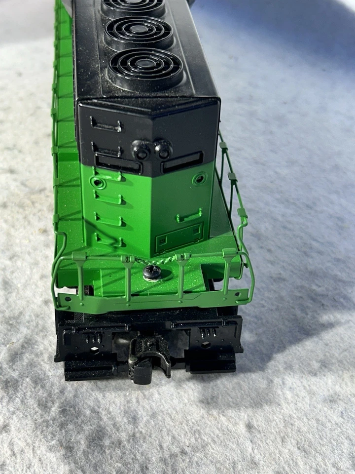 Nice Lionel Burlington Northern O Gauge SD-40-2  7 Piece Train Set - Image 4 of 4