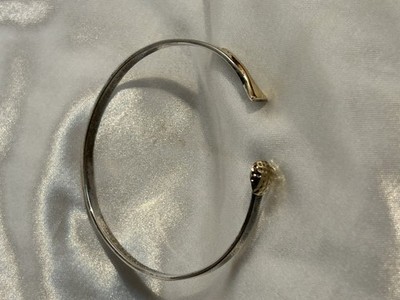 Sterling Silber Armreif Armband mit 14kt Golfball und T-Shirt an den Enden der Öffnung