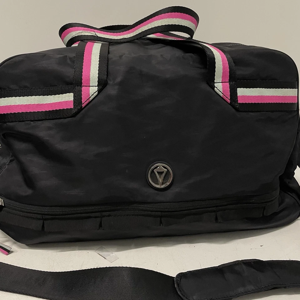 Bolsa de viagem Lululemon Ivivva Got Game nylon preta média academia durante a noite 17"" - Imagem 2 de 4
