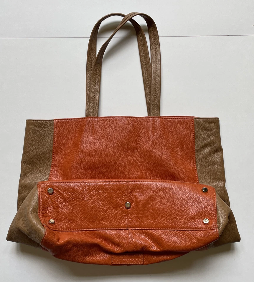 "Bolso de mano Christopher Kon de cuero granulado naranja y tostado 17"" x 16""" Foto 3 de 4