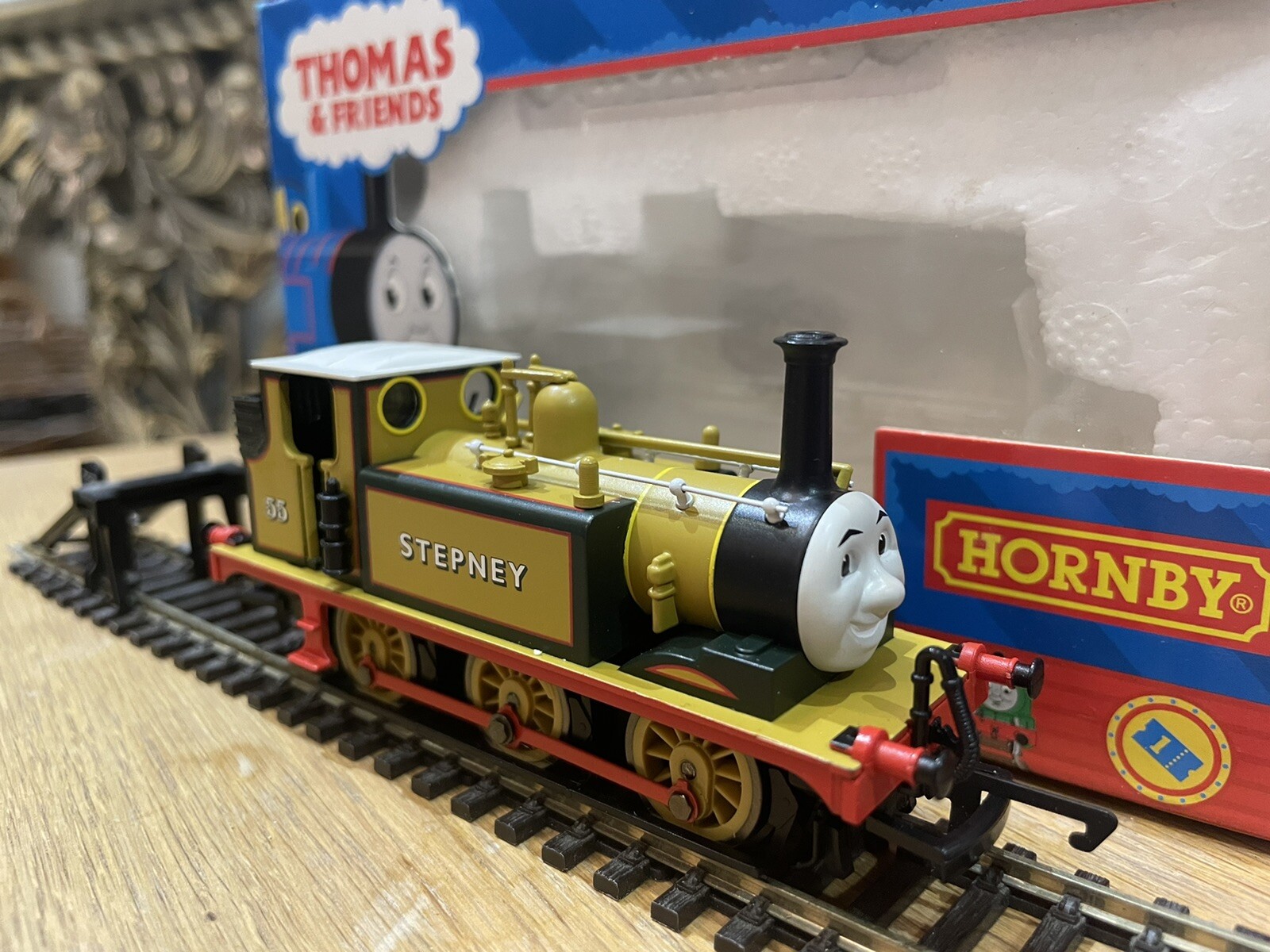Hornby R9069 Thomas and Friends Stepney, Electric 00 Gauge