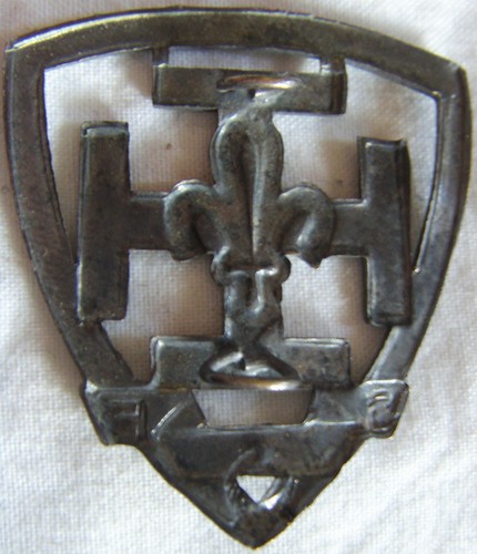 BG8217 - French Scouting Hairdressing Badge - Picture 2 of 2