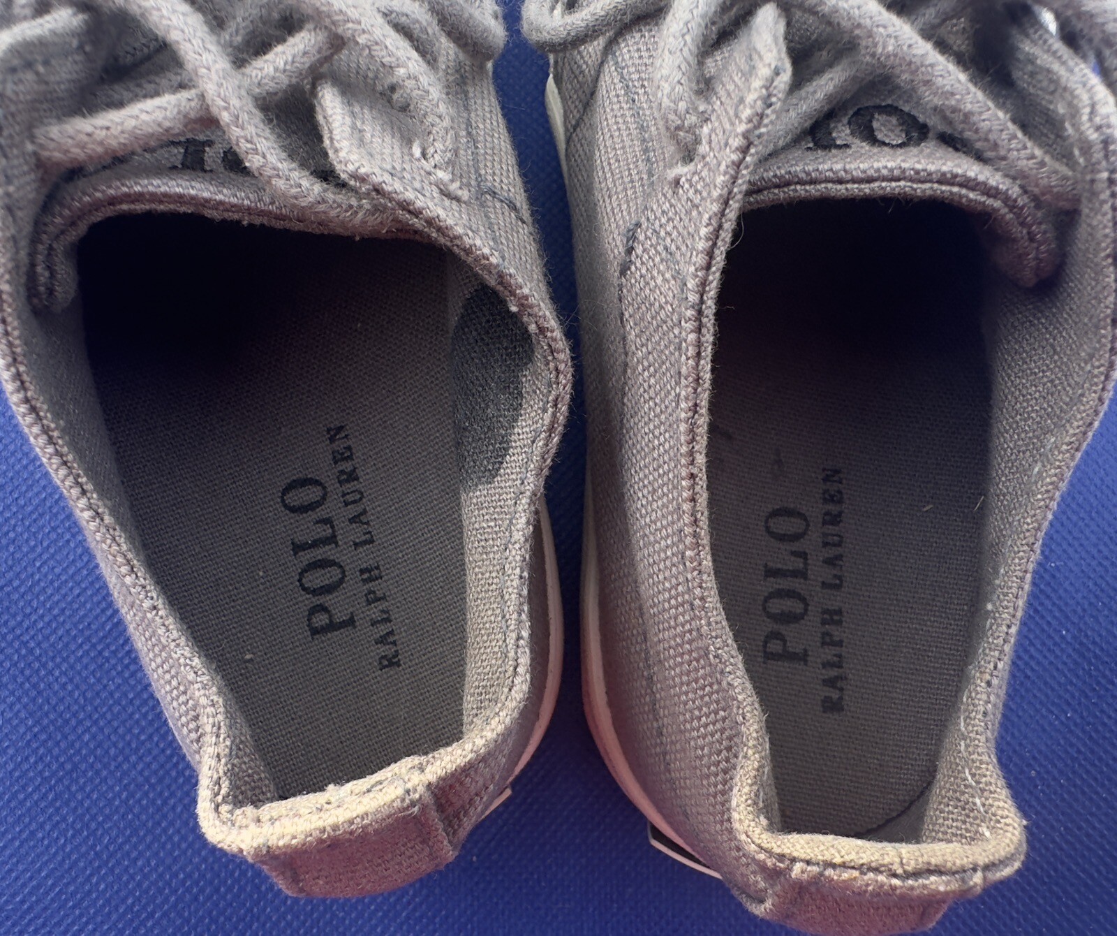 Polo da usare Ralph Lauren scarpe grigie e bianche ragazzi taglia 8 polo blu pony