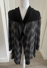 Chico’s Travelers Sz L-2 Black/White Geometric Drape Front Cardigan Shawl Collar