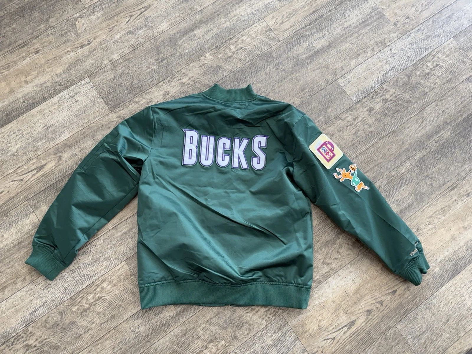 Milwaukee Bucks NBA Mitchell & Ness Zip Up Satin Style Jacket Men Size Medium - product detail image 2