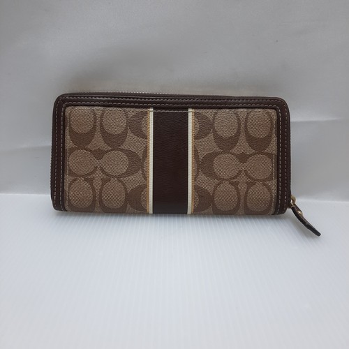 PORTAFOGLIO LUNGO COACH LOGO E RIGHE VERTICALI PELLE MARRONE ORO ZIP BRACCIALETTO - Foto 2 di 8