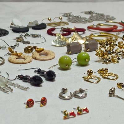 vtg Earrings Lot Clip-on, Screw-back  Assorted brands & Styles All Wearable