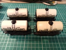 Hornby 00 R007 United Dairies Milk Tankers x 4