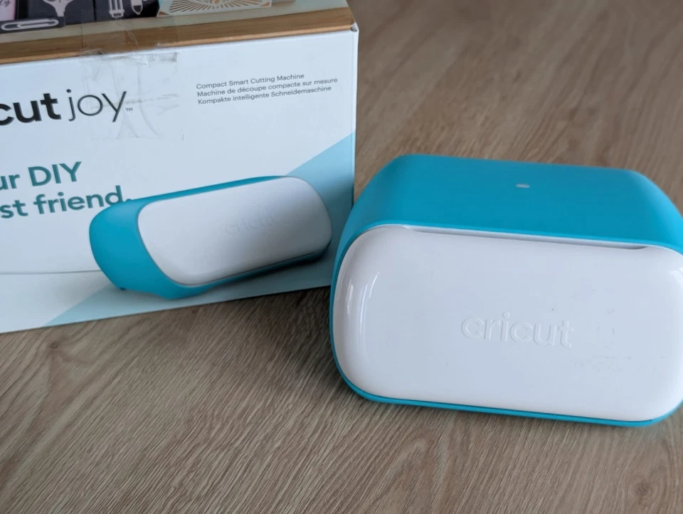 Cricut Joy Schneideplotter Vinyl mit Zubehör in super Zustand mit neuem Zubehör