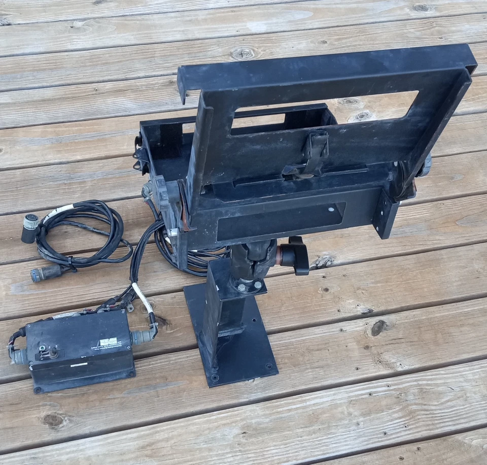 Base de computadora HMMWV ComTech Mobile Datacom Corp Magnus con montaje, caja y cables Foto 3 de 4