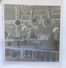 Negativo fotográfico de entrenamiento de alimentación masiva de defensa civil 1957 damas ollas sartenes platos