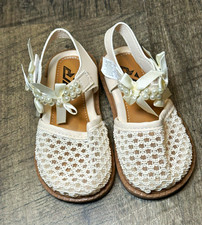 Girls US 10 Ivory Lace Mary Jane Dress Shoes Bow Pearl Hook & Loop Straps