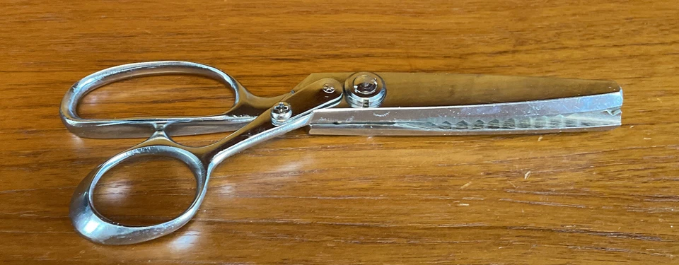 Vintage CANARY Pinking Shears Scissors • 9" JAPAN Drop Forged • Stainless Steel - Image 2 of 4