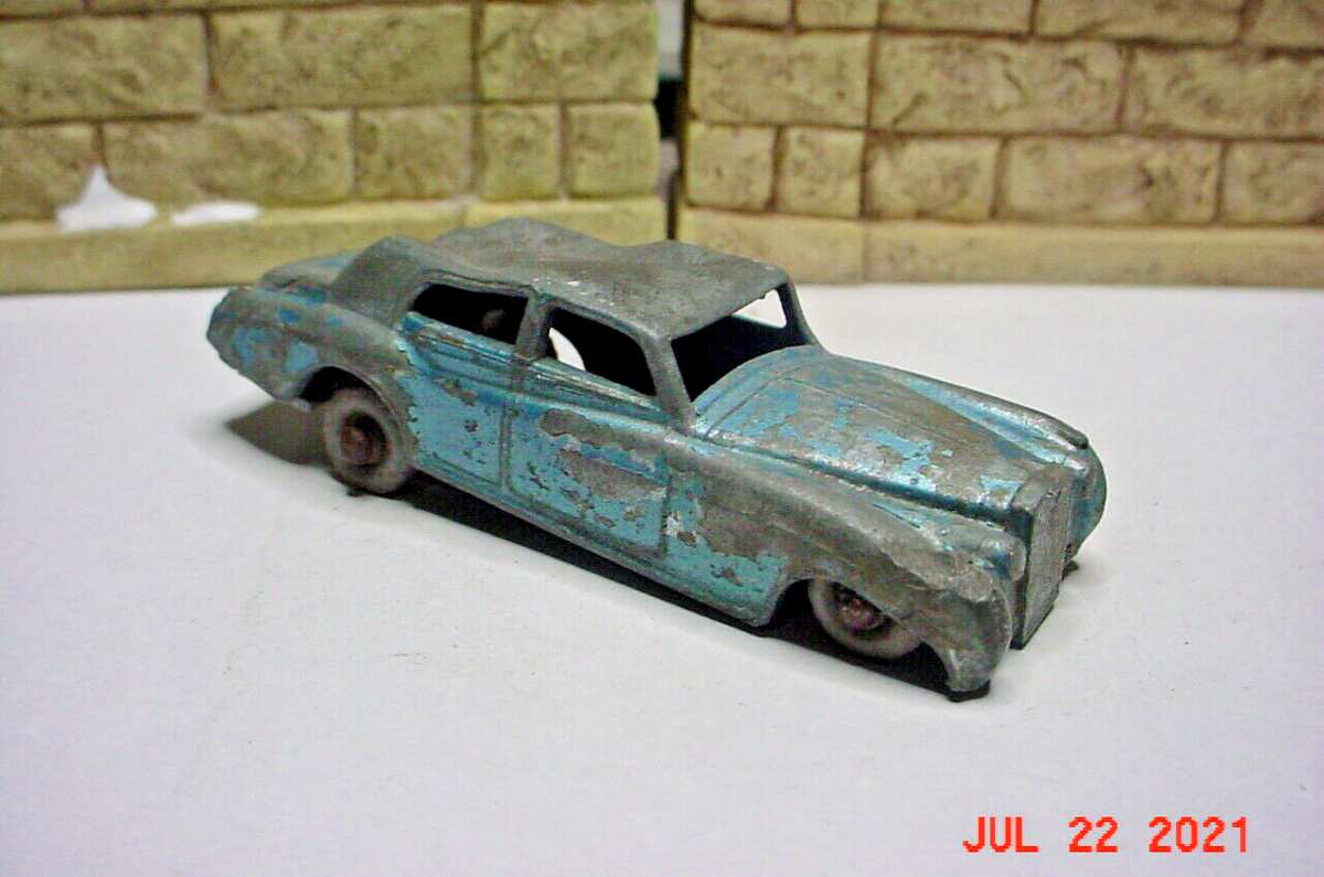 Matchbox Lesney 44 Rolls Royce Silver Cloud ROLL OVER Diorama 1/64