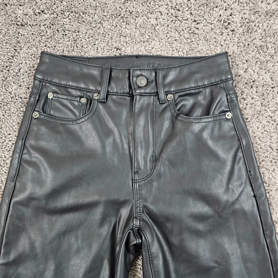 Pantalones American Eagle para mujer 0 negros acampanados tiro alto elásticos imitación cuero 23x31 Foto 2 de 4