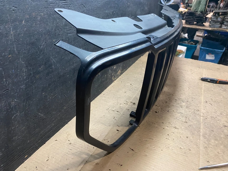 Решетка передняя верхняя для Jeep Liberty 2008 2009 2010 2011 2012 годов выпуска от оригинального производителя T9538 DG - Изображение 3 из 4