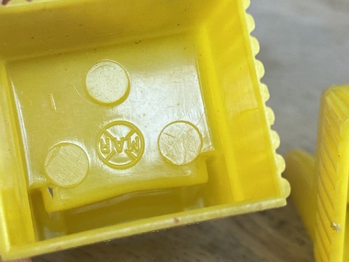 Marx BEDROOM SET Vintage Tin Dollhouse Furniture plastic yellow vanity sofa - Picture 15 of 24