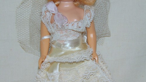 MUÑECA VINTAGE 8" PLÁSTICO OJOS DORMIDOS EN VESTIDO BLANCO - Imagen 3 de 5