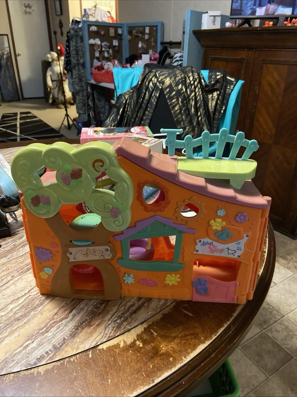 2007 Littlest Pet shop “Pets Only” Clubhouse
