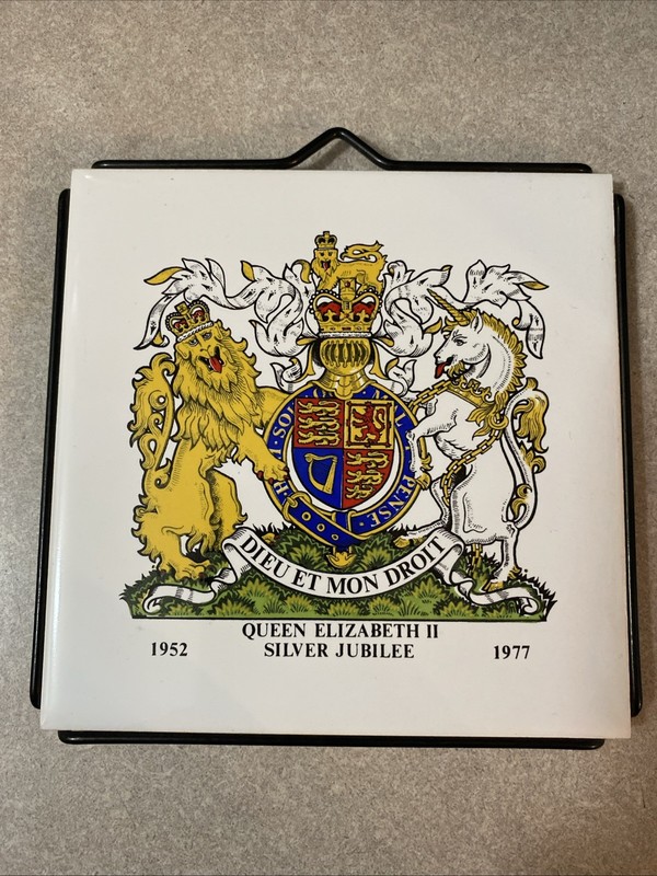 Vintage Queen Elizabeth Silver Jubilee 1952- 1977 Royal Family Crest Tile Trivet