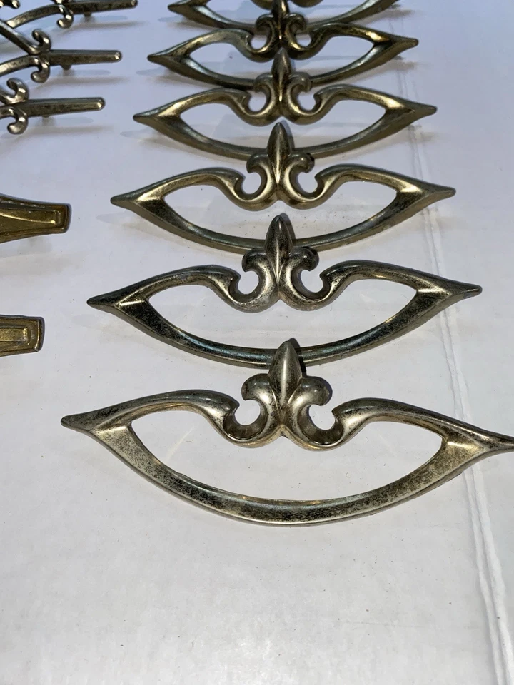 Lote De Colección De 11 Tiradores De Cajón Flor De Lis, Regencia, Reina Ana Foto 2 de 4