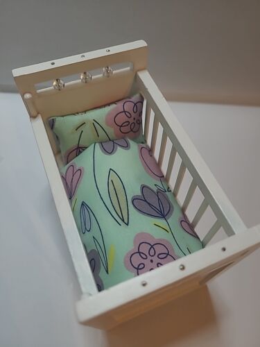 Dolls House Cot Bedding Set 1/12 Scale ..SMALL LOL OR MINI DOLLS (SG17) - Afbeelding 1 van 3